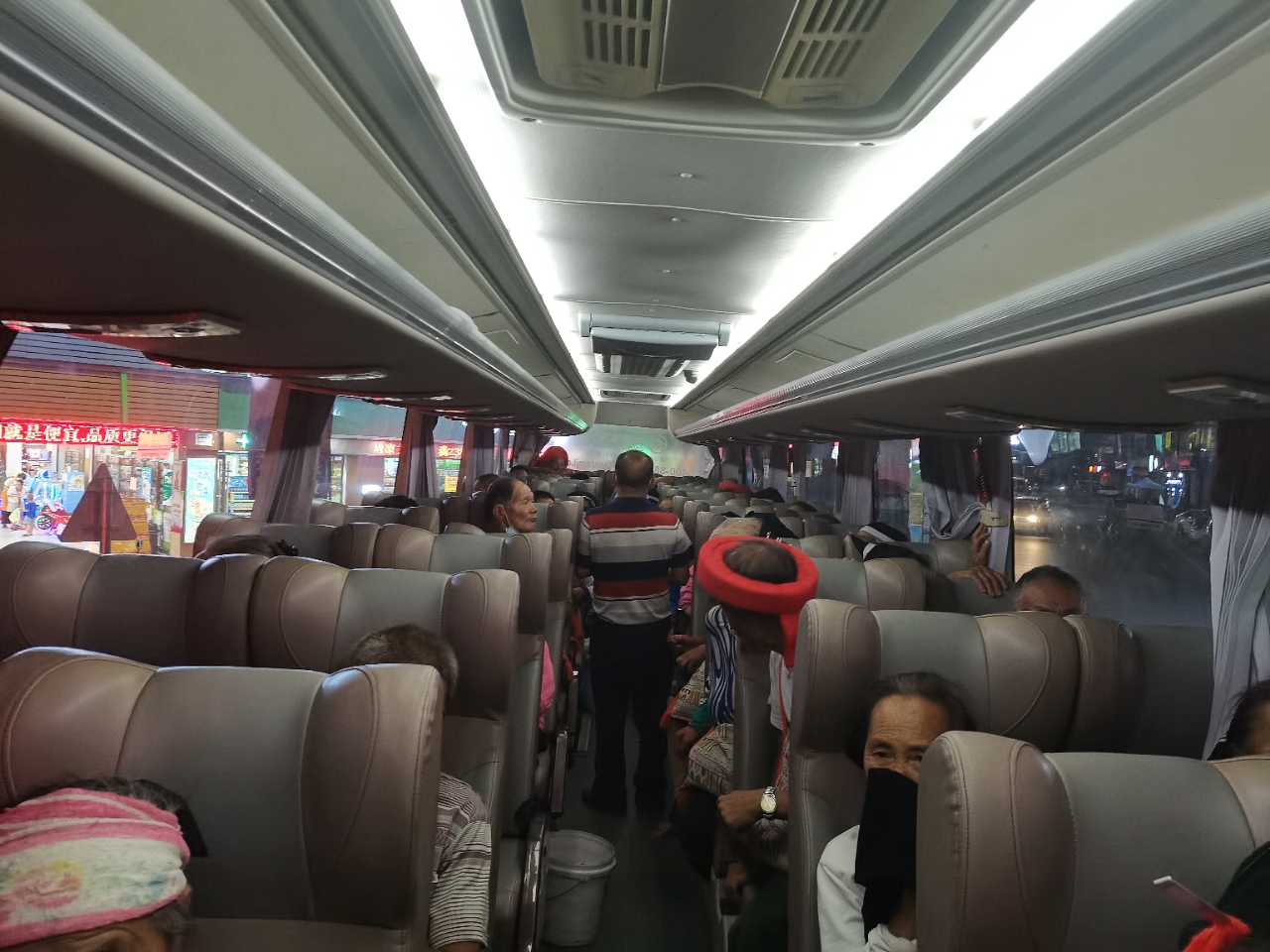 三排镇组织包车接送60周岁以上接种疫苗.jpg