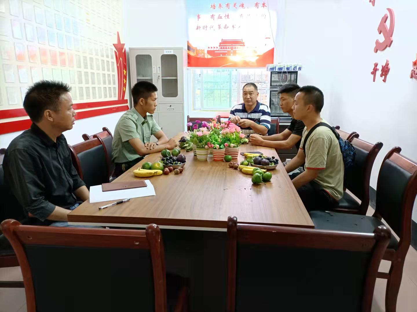 三排镇正在召开退役军人座谈会.jpg